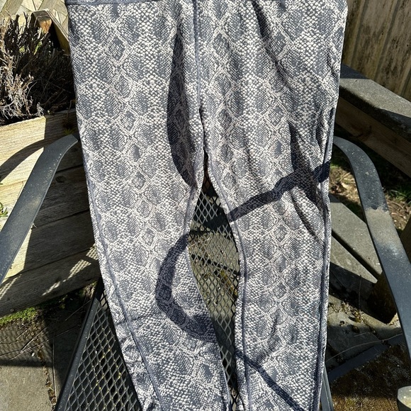 Xl Athleta snakeskin print, 7/8 length leggings w 2 small side pockets. EUC - Picture 5 of 11